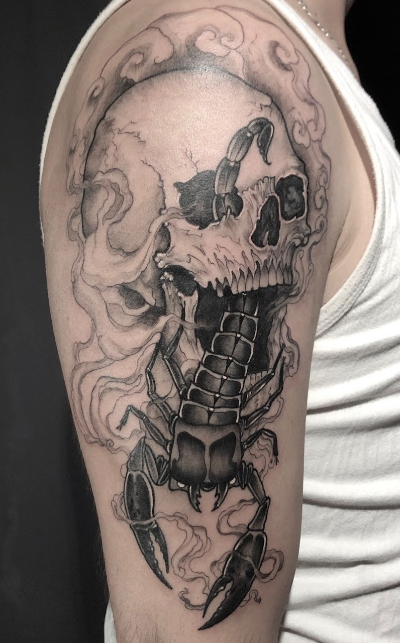 Tatuaje escorpión calavera black grey — CAOS Art Tattoo Chile