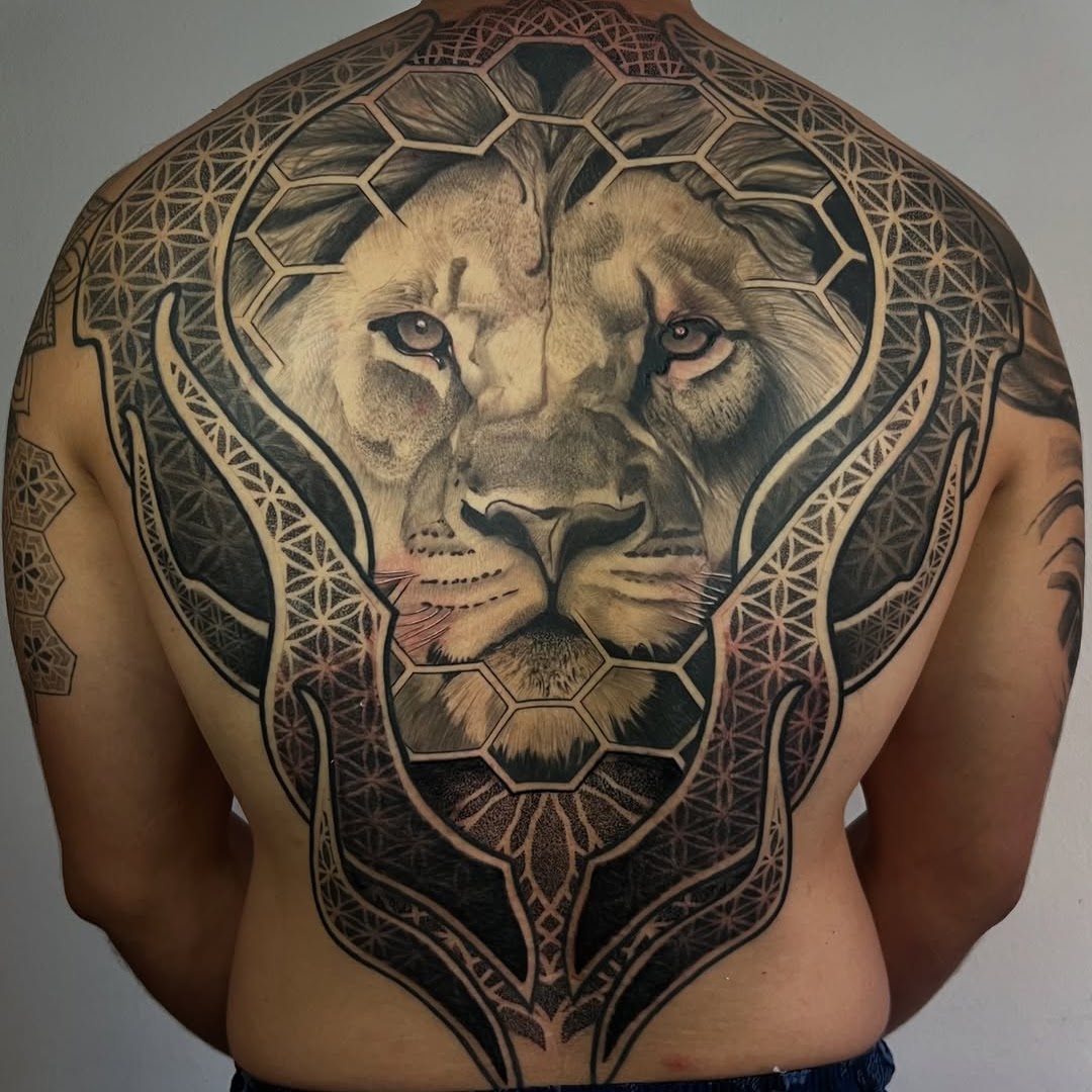 Tatuaje león geométrico mandala espalda completa — CAOS Art Tattoo Chile