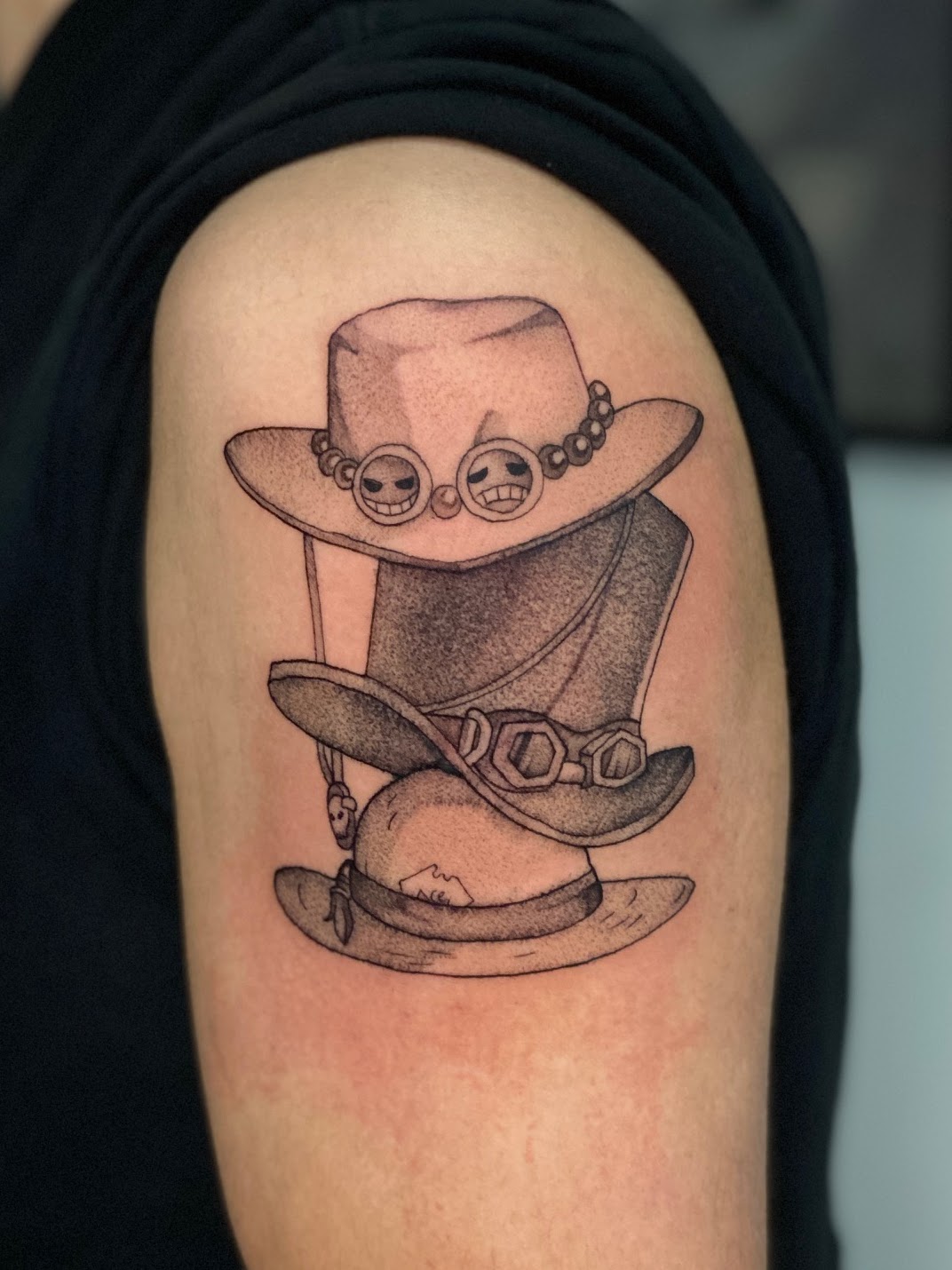 Tatuaje sombreros Luffy Ace Sabo One Piece black grey — CAOS Art Tattoo Chile