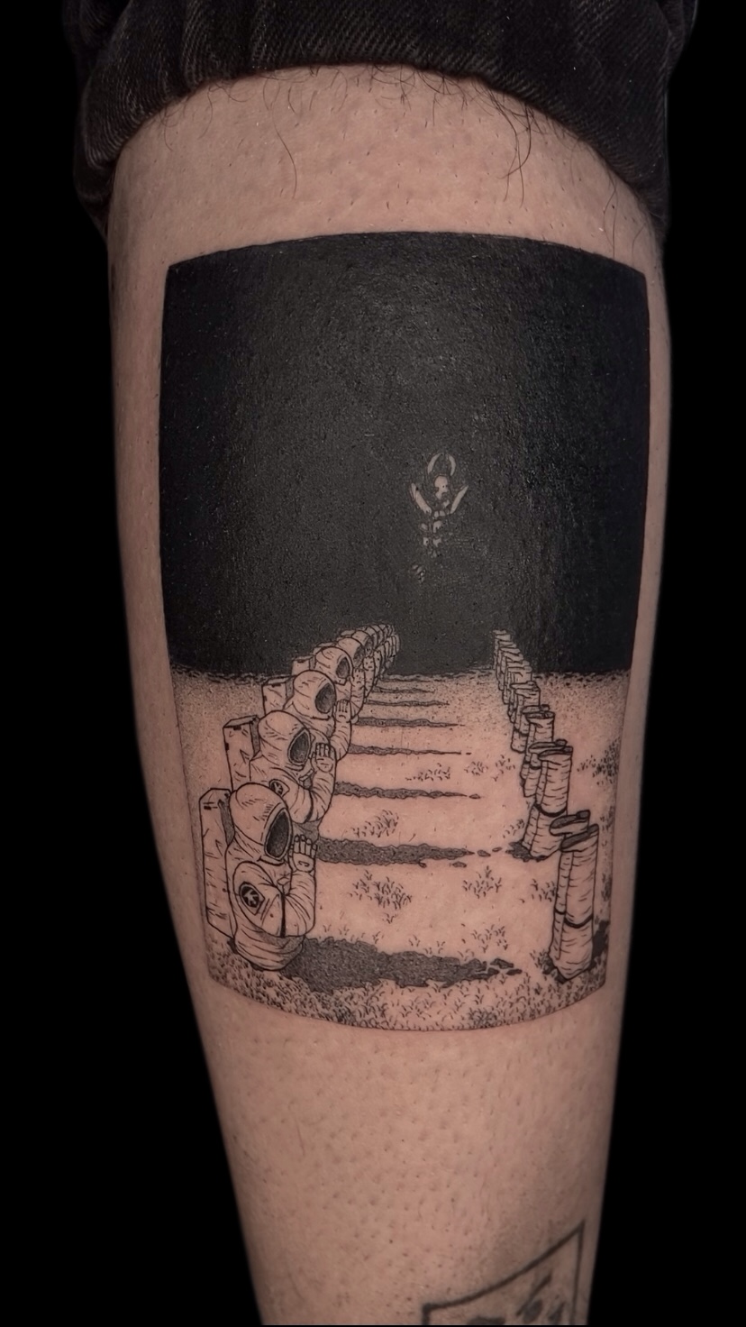 Tatuaje astronautas mascara gas ilustrativo — CAOS Art Tattoo Chile