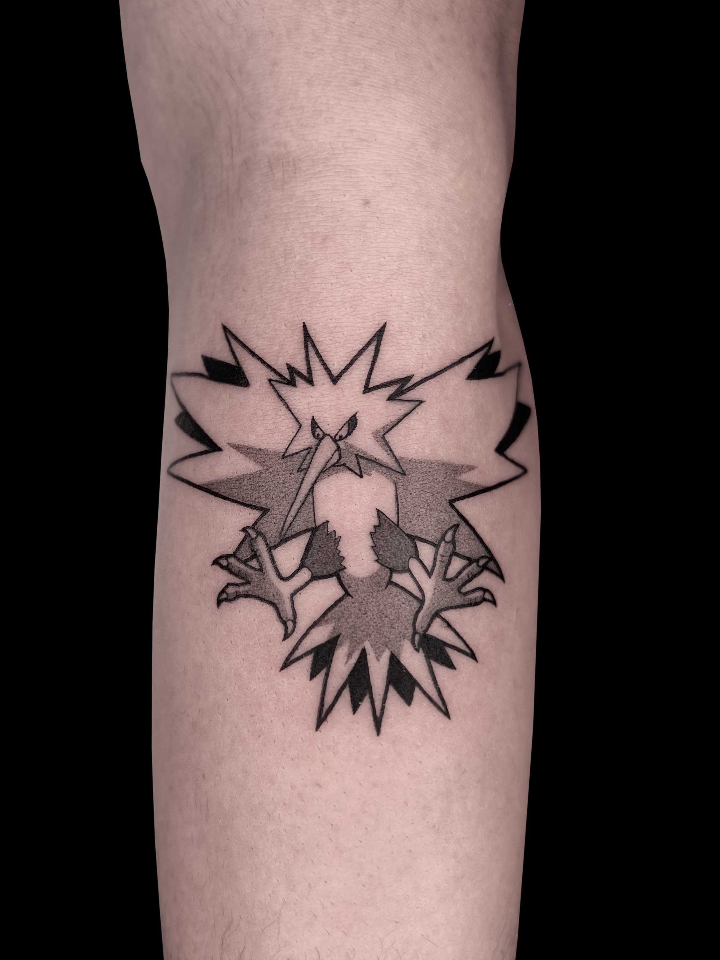 Tatuaje Zapdos Pokemon black grey — CAOS Art Tattoo Chile