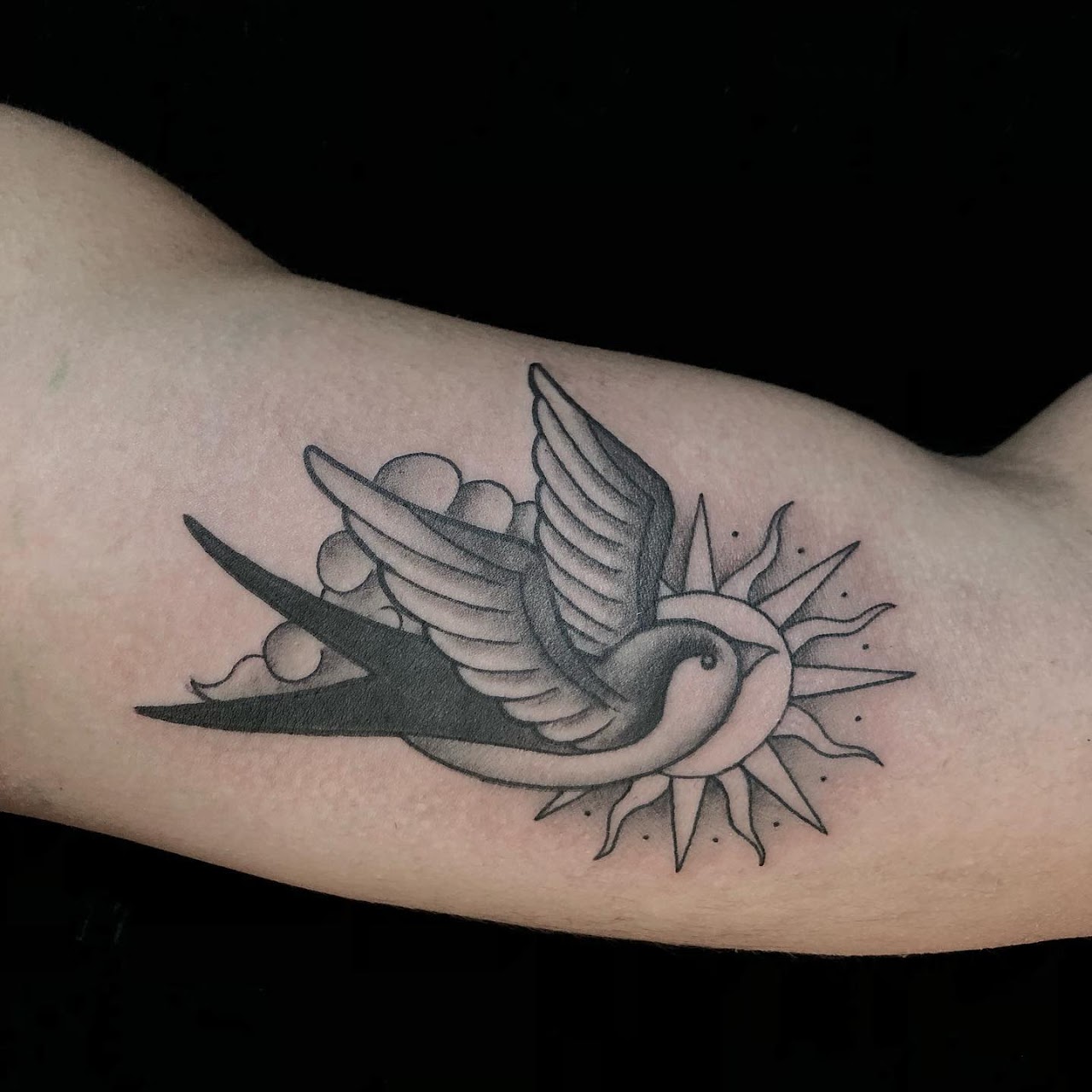 Tatuaje Golondrina tradicional con sol — CAOS Art Tattoo Chile