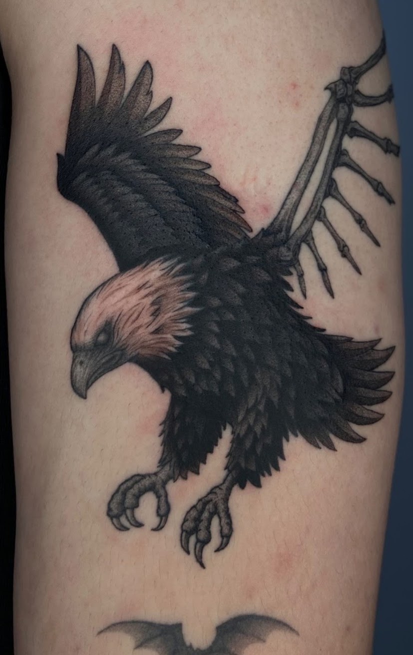 Tatuaje Gallo de pelea blackwork realista — CAOS Art Tattoo Chile