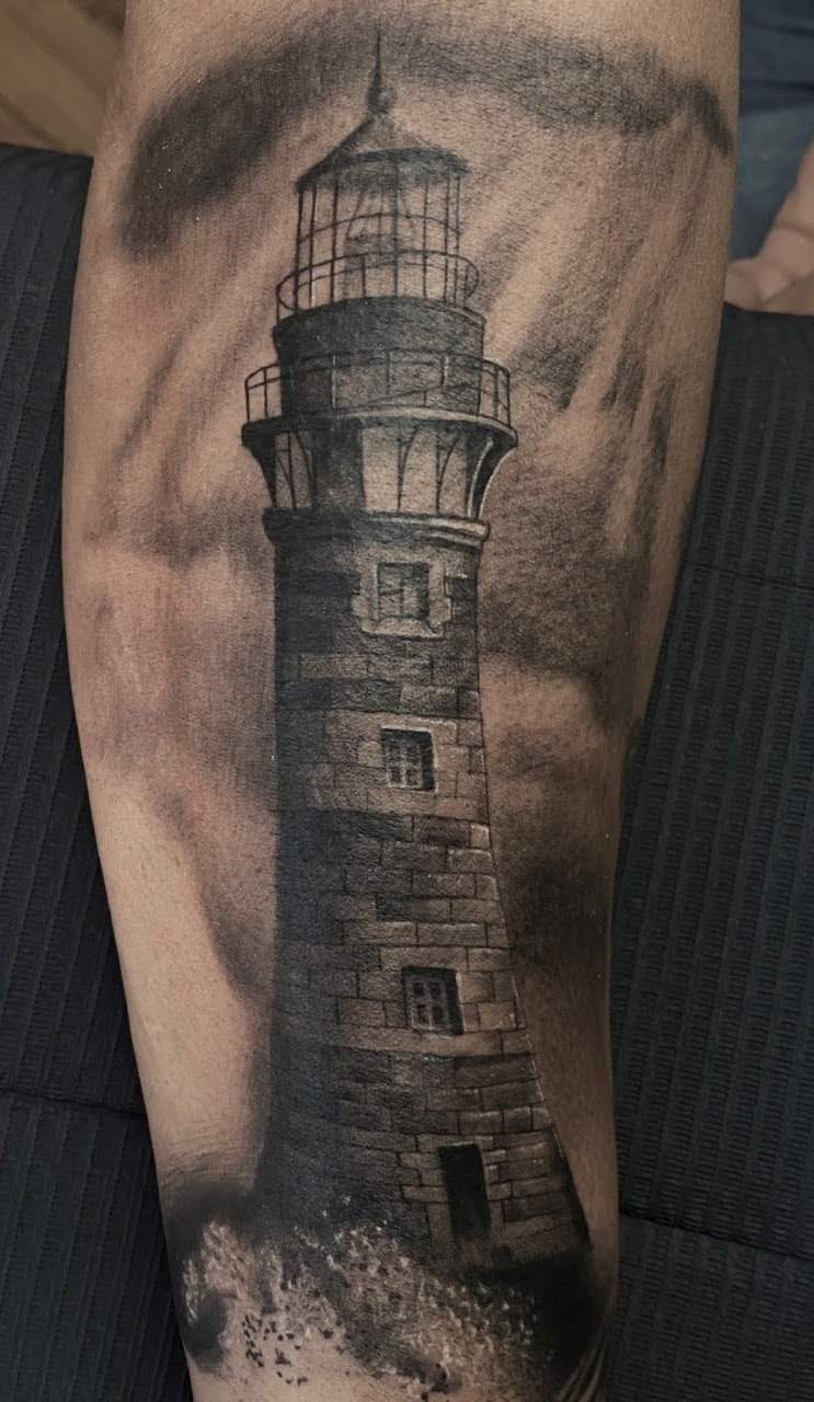 Tatuaje Copihue geométrico triángulo fineline — CAOS Art Tattoo Chile