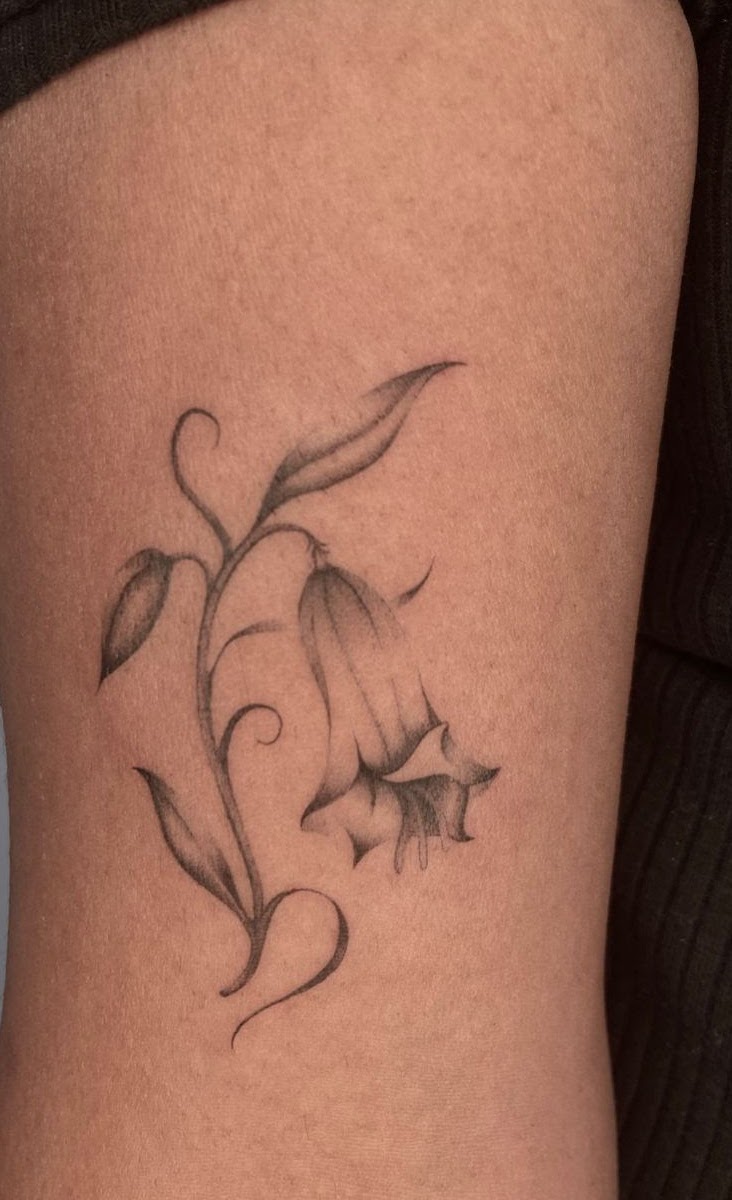 Tatuaje Campanilla flor delicada fineline — CAOS Art Tattoo Chile