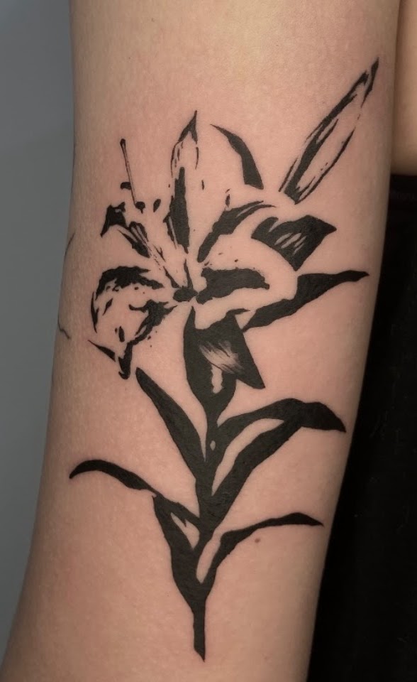Tatuaje Lirio blackwork estilo pincelada — CAOS Art Tattoo Chile