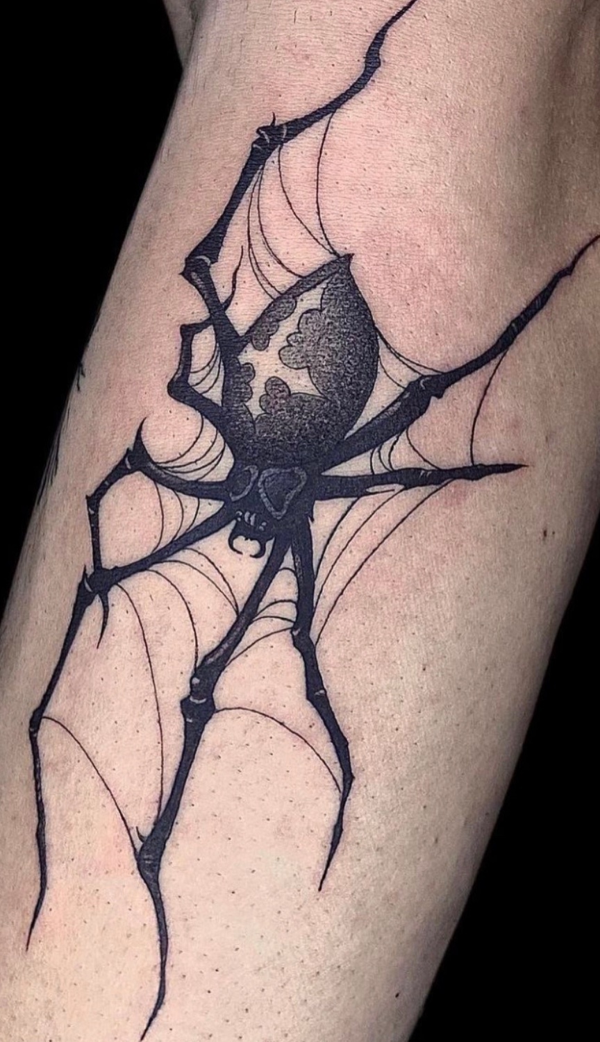 Tatuaje Araña negra con tela blackwork — CAOS Art Tattoo Chile