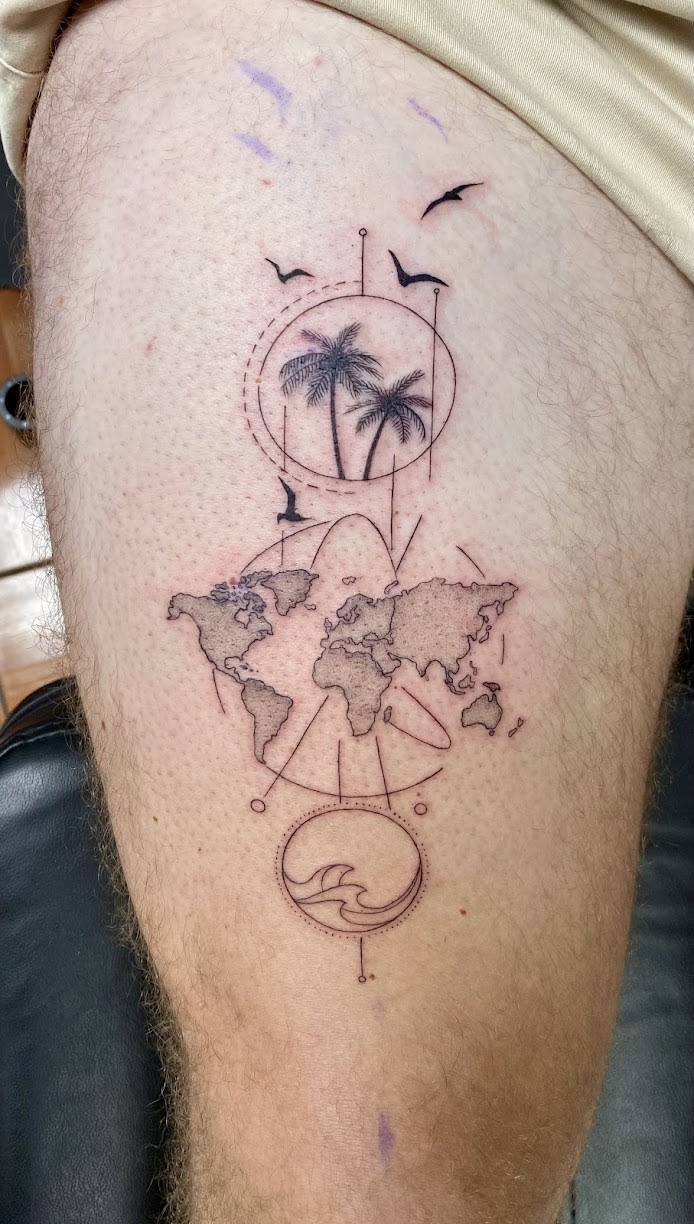 Tatuaje Mapa mundo con palmeras y ola lineal — CAOS Art Tattoo Chile