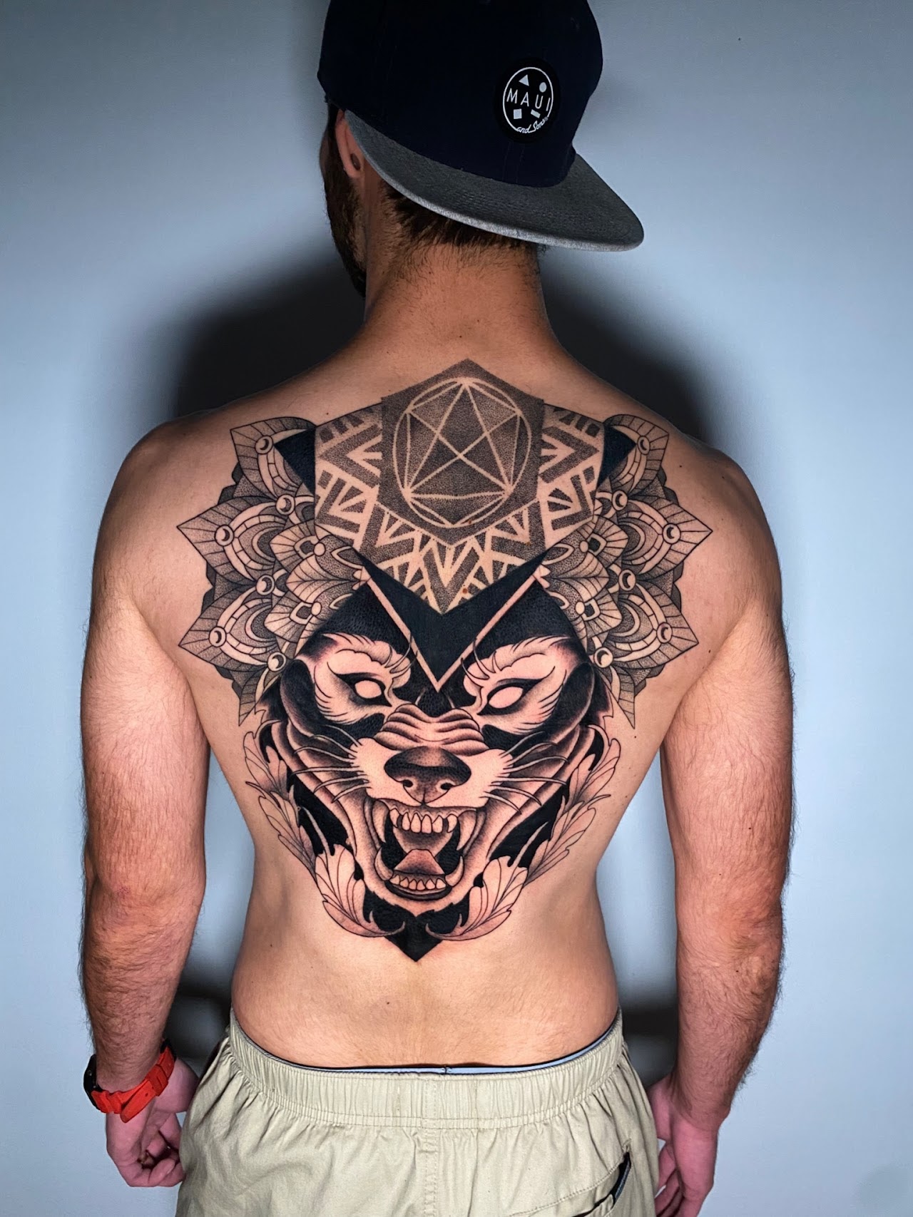 Tatuaje espalda lobo geométrico — CAOS Art Tattoo Chile