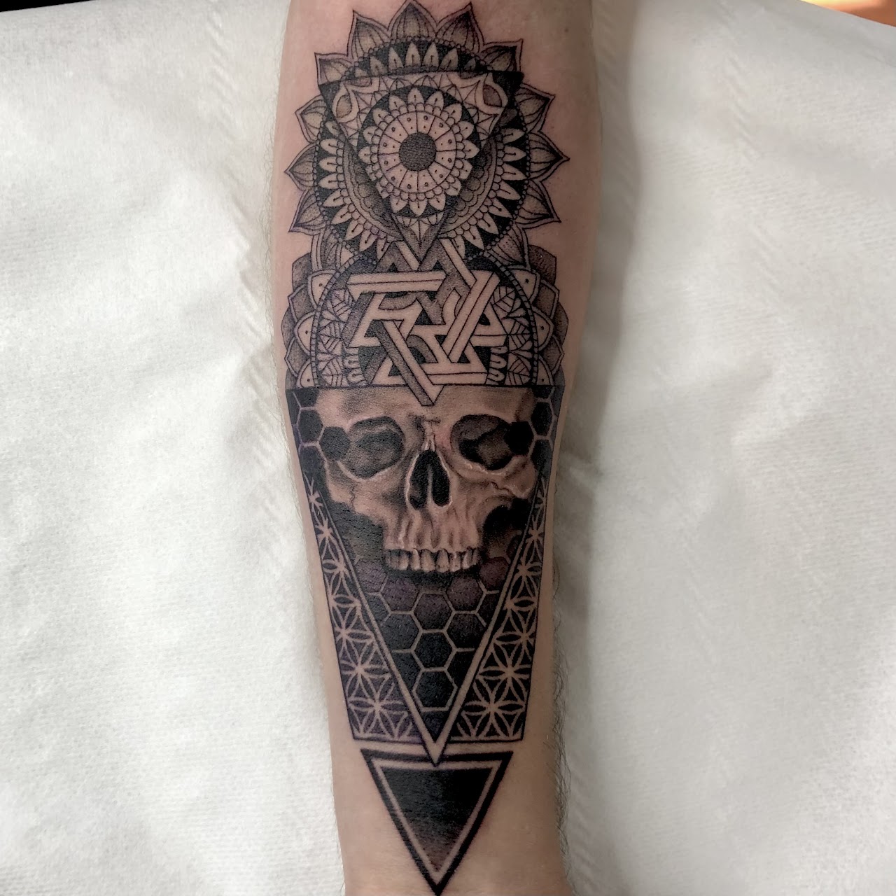 Tatuaje ornamental mandala sleeve completo dotwork blackwork — CAOS Art Tattoo Chile