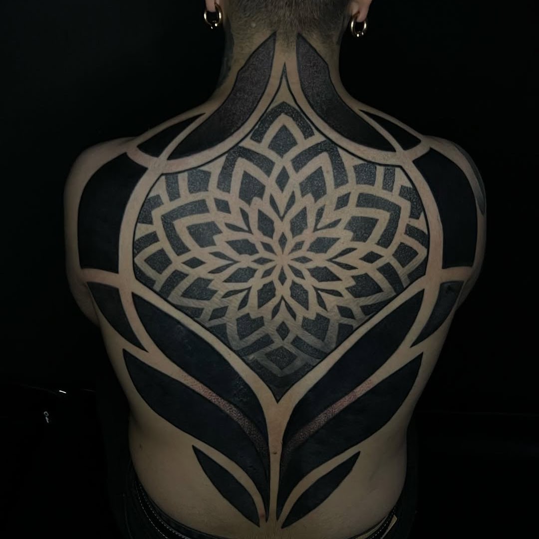 Tatuaje espalda geométrico mandala — CAOS Art Tattoo Chile