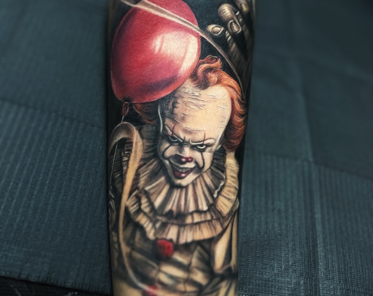 Tatuaje realismo retrato femenino gafas lápiz labial color — CAOS Art Tattoo Chile