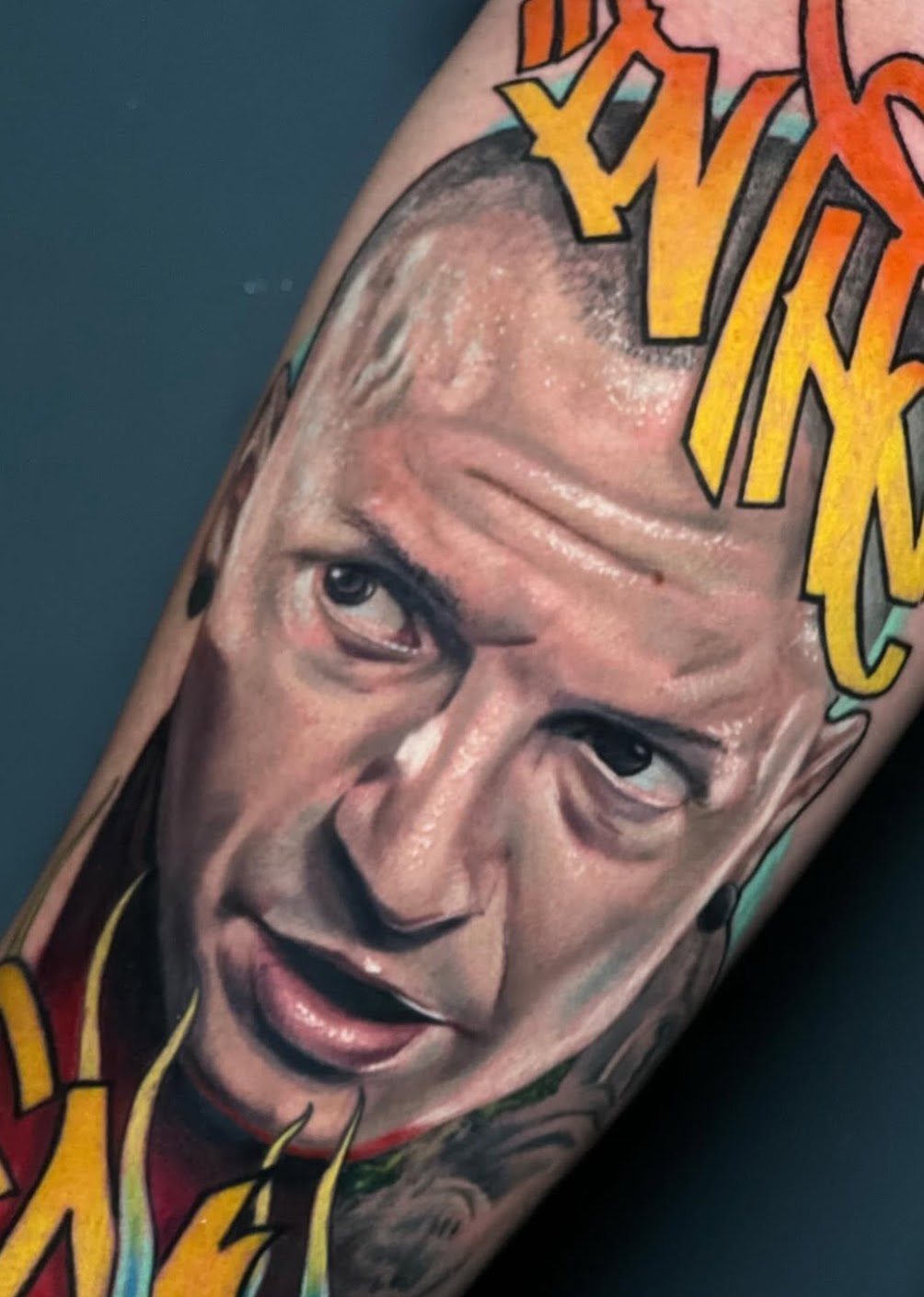 Tatuaje realismo Joker color guantes morados — CAOS Art Tattoo Chile