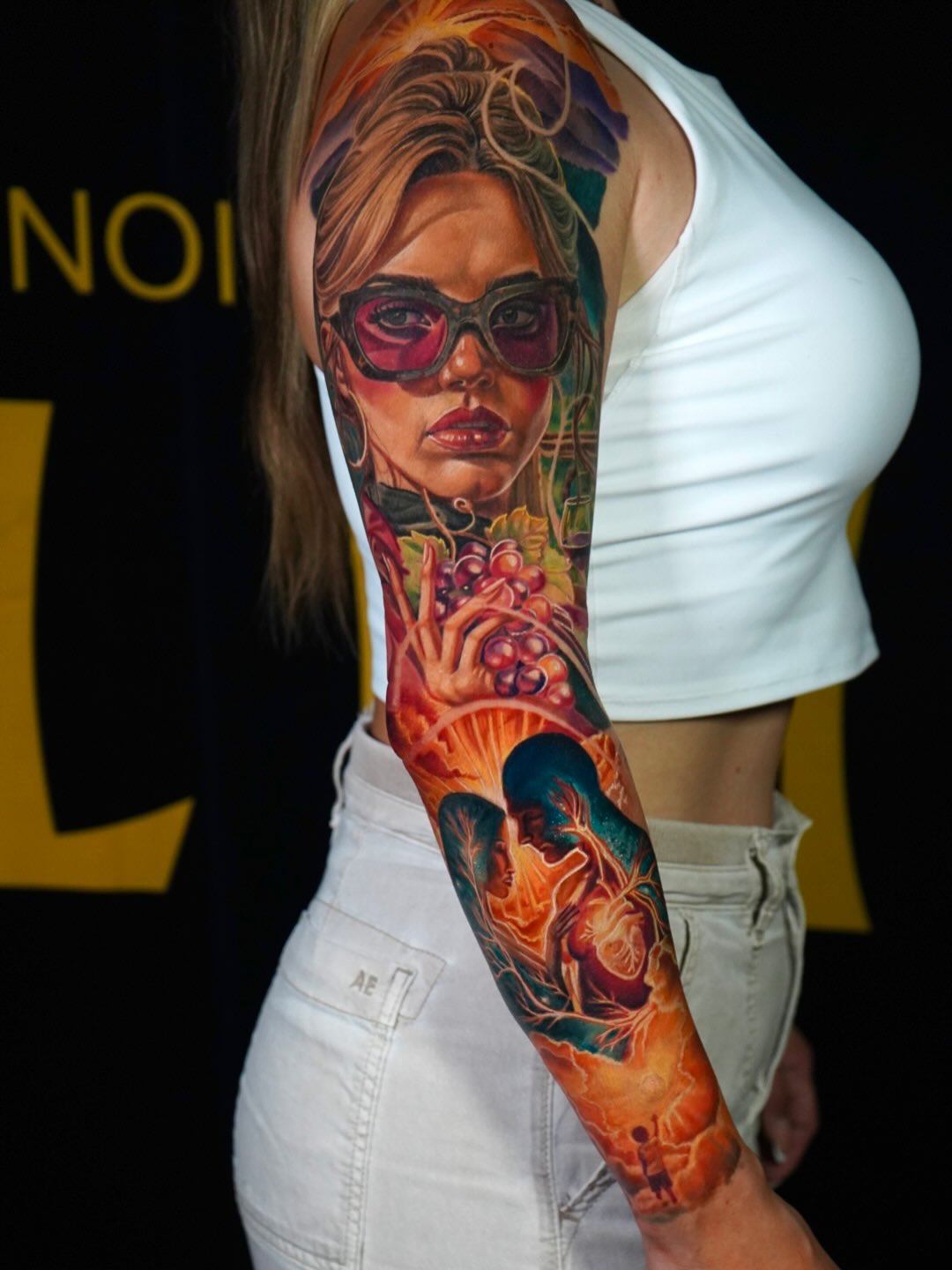 Tatuaje realismo retrato masculino graffiti Senna F1 color — CAOS Art Tattoo Chile