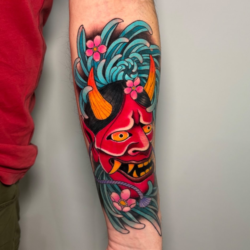 Tatuaje daga con corazón y rosa tradicional americano — CAOS Art Tattoo Chile