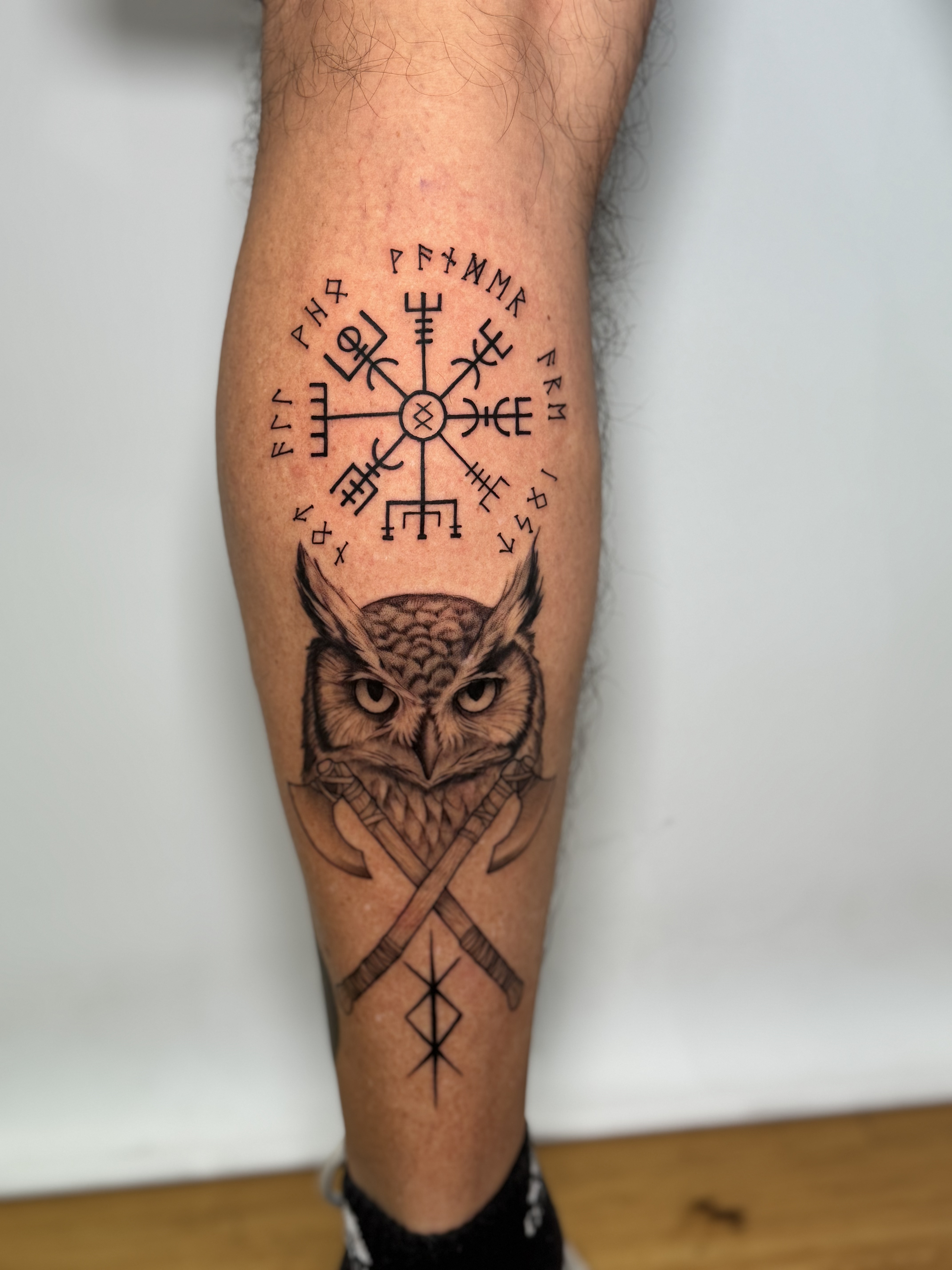 Tatuaje búho vegvísir runas hachas vikingas black grey — CAOS Art Tattoo Chile