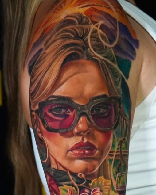 Retrato realismo mujer lentes color tatuaje – Rubén Caos Art Tattoo Santiago Chile